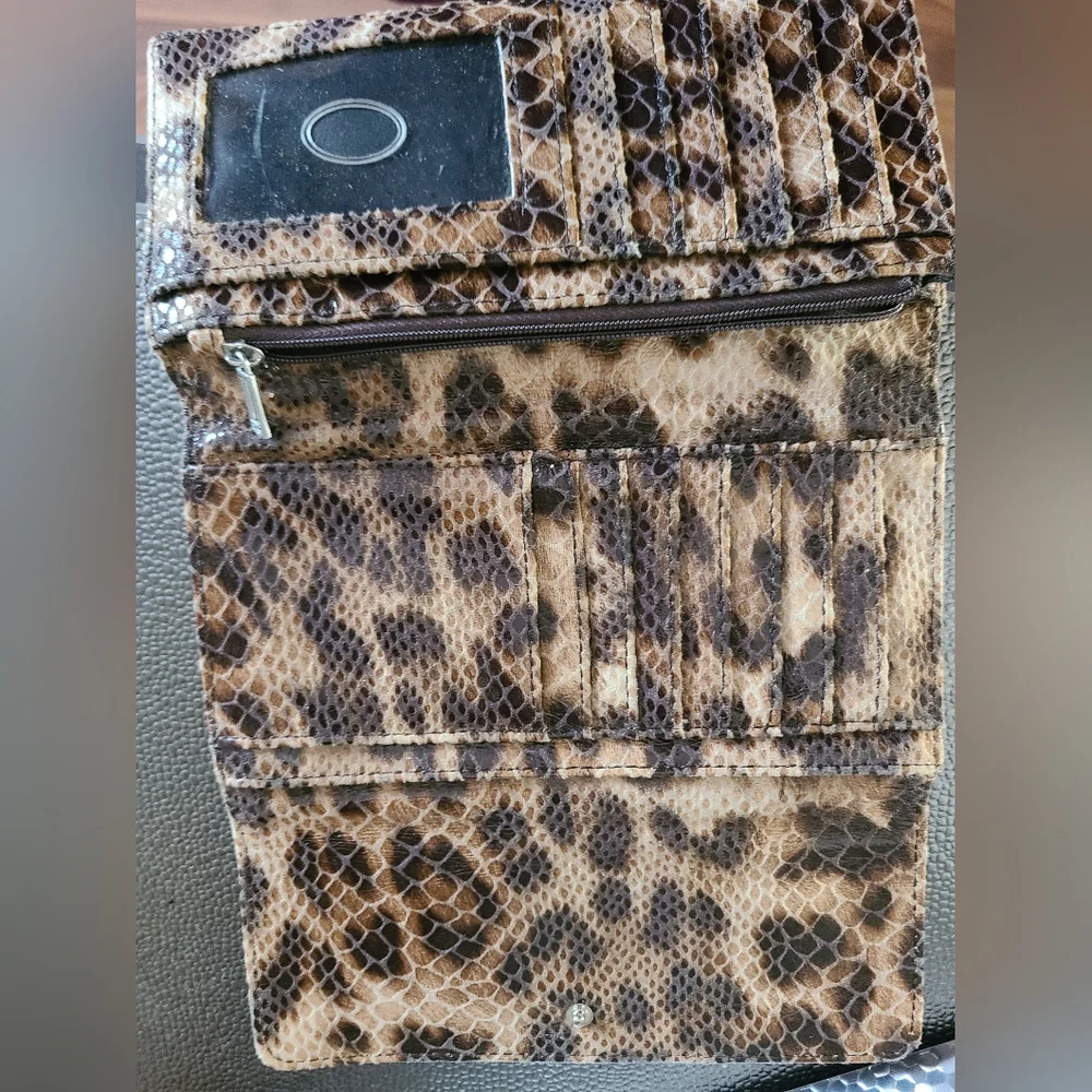 Guess wallet animal print black and tan - Picture 3 of 3